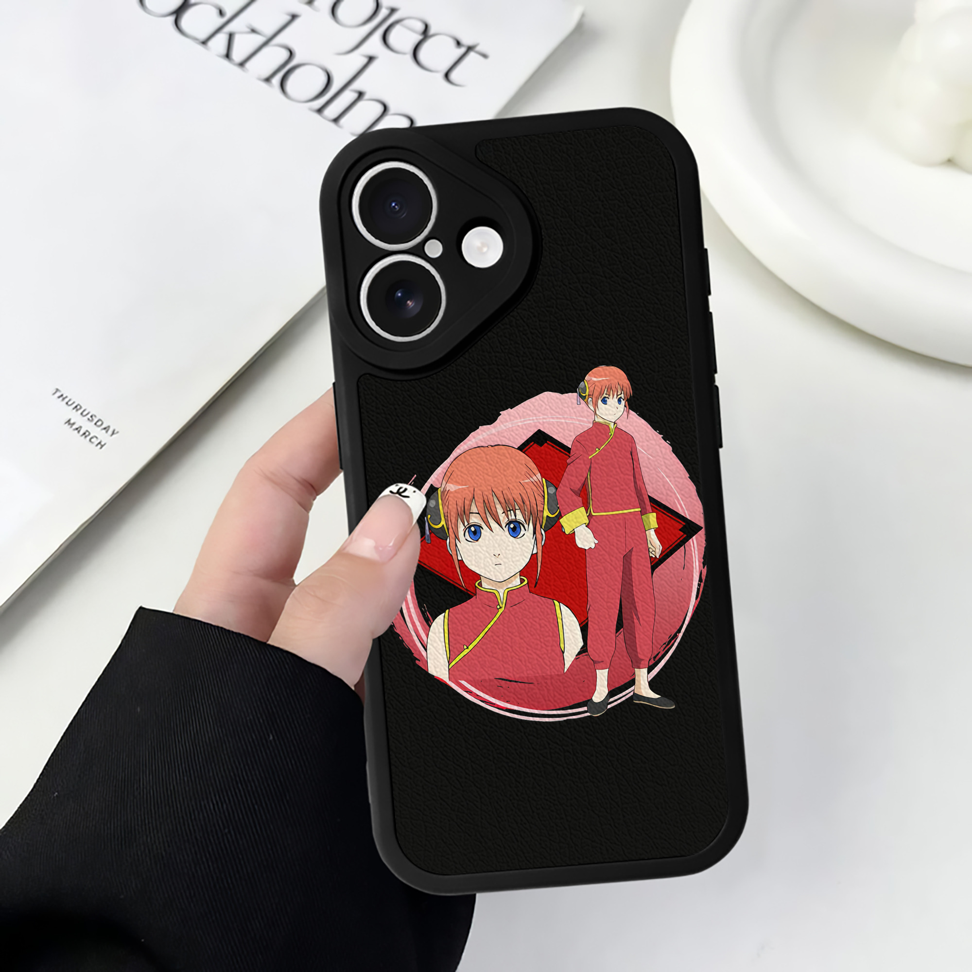 （画像用） ぎんたま 坂田銀時（さかたぎんとき） 神楽 志村新八（しむら しんぱち） GINTAMA Sakata Gintoki Kagura Shimura Shinpachi 【iPhone 16シリーズ対応】シリコンスマホケース（レザー調） 材質：シリコン